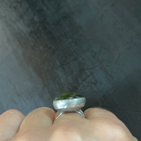 Round statement ring silver toned base glass top with green amber swirl pattern - Picture 2 of 8